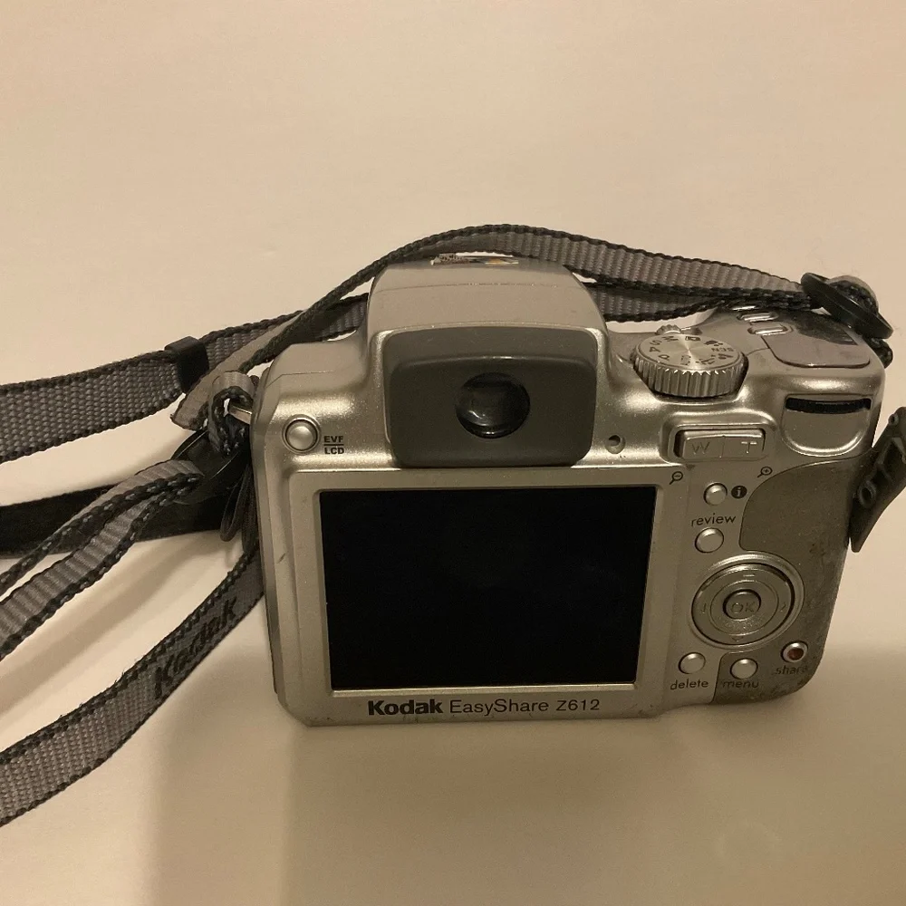 Kodak EasyShare Z612 6.1MP Digital Camera 12x Optical Zoom Schneider Lens -